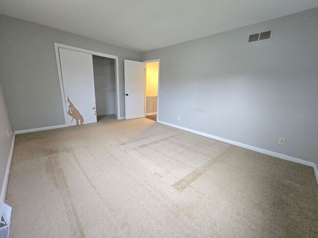 Building Photo - 306 Robinhood Ln