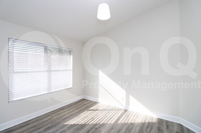 Building Photo - 1210 E Whitefish Bay Ct