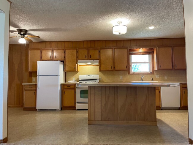 Building Photo - Cozy 3-Bed, 2-Bath Retreat in Serene Neigh...