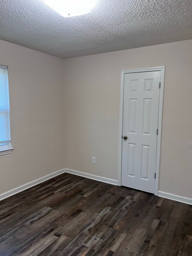 Building Photo - Convenient to schools, shopping & hospitals!