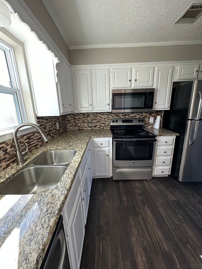 Building Photo - 609 S 5th St