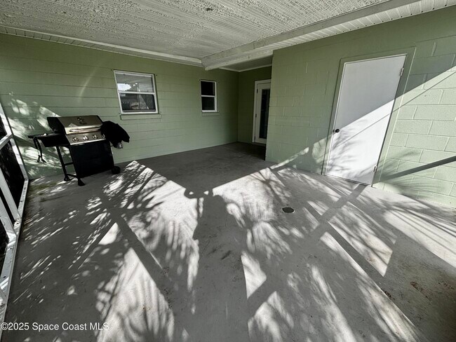 Building Photo - 1525 Island Dr