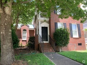 Building Photo - Spacious Townhome close to downtown Auburn...