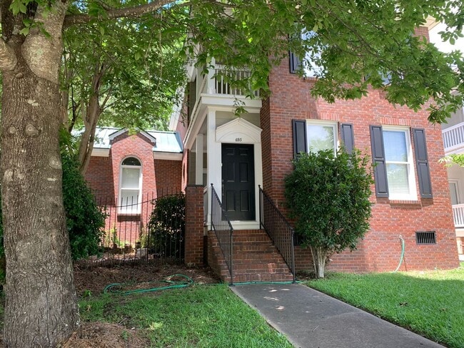 Primary Photo - Spacious Townhome close to downtown Auburn...