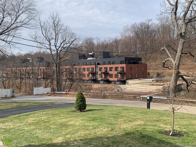 Building Photo - 40 Simmons Ln