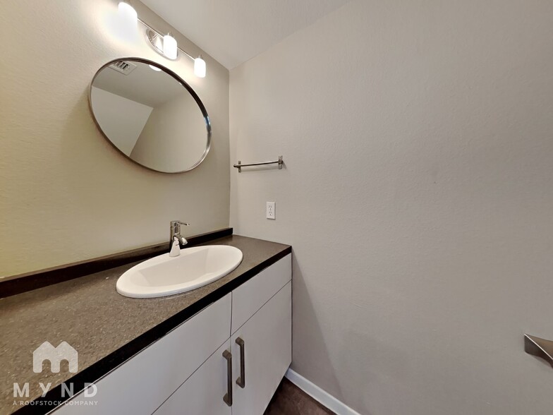 Building Photo - 1404 W La Jolla Dr