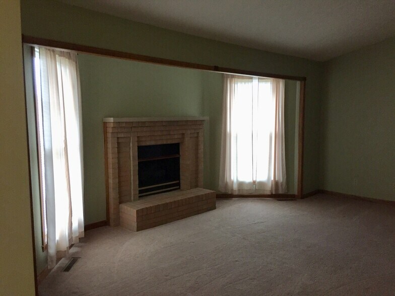Gas fireplace in family room - 582 W Hoewisher Rd