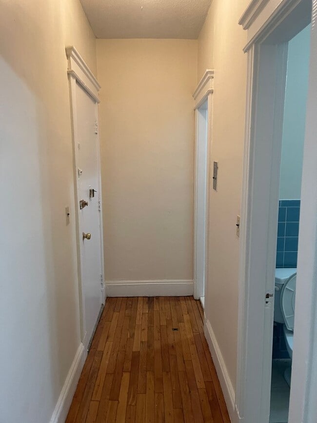 Building Photo - PACKARDS CORNER Split 2 Bed Great `1 bed alternative Utilities Inc Now or 2.1.2026