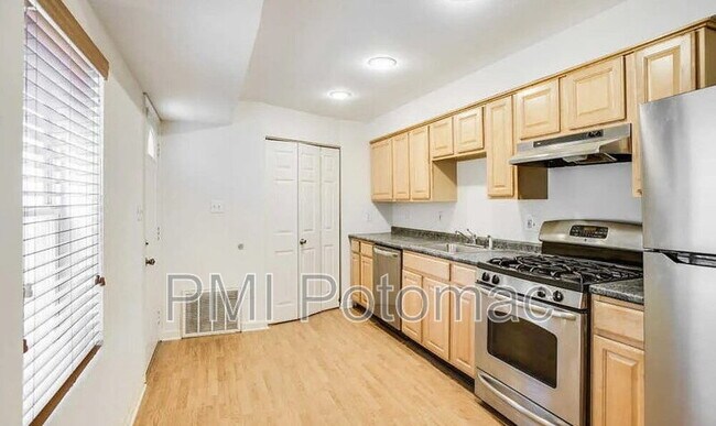 Building Photo - 729 10th St NE