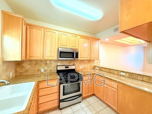 Building Photo - 12217 Moorpark St