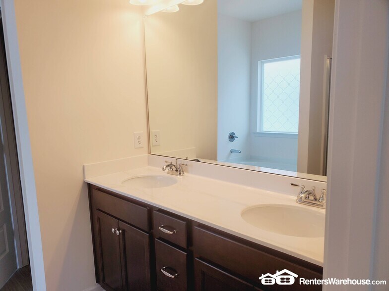 Building Photo - 3834 Clarington Dr