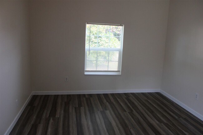 Building Photo - 3 Bedroom, 1.5 Bathroom House! Available now!