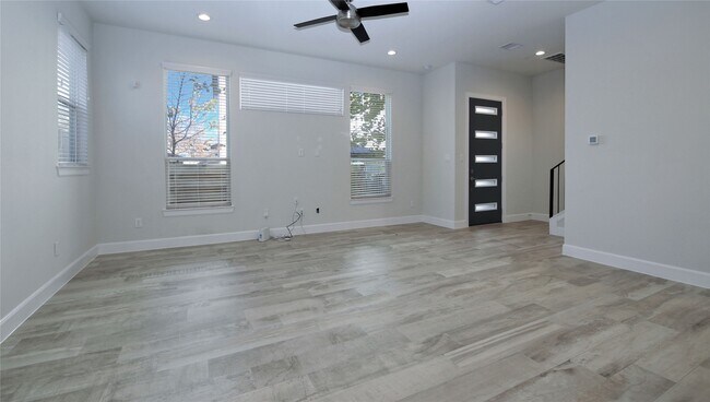 Building Photo - 506 W Donovan St