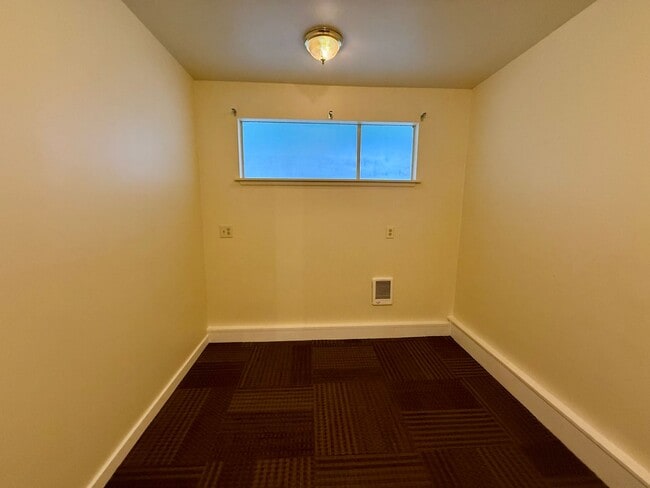Building Photo - Lakeridge Home