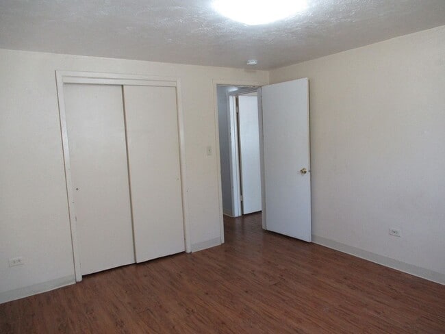 Building Photo - Spacious 3 bed/1 bath basement unit availa...