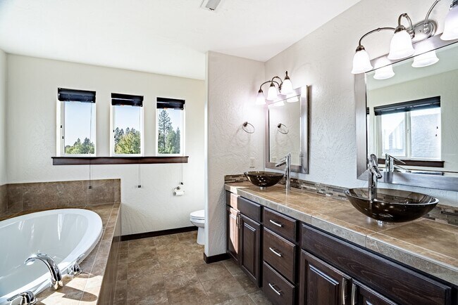 Building Photo - 6649 N Madellaine Dr