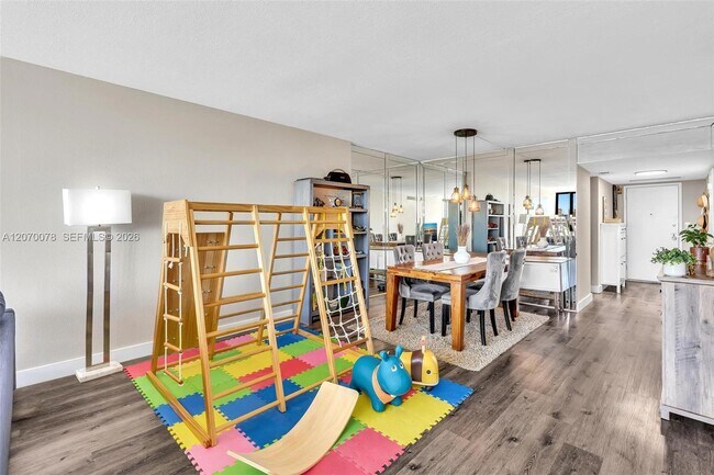 Building Photo - 3375 N Country Club Dr