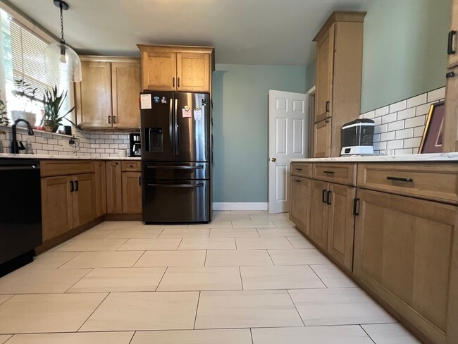 Building Photo - Gorgeous 3-Bedroom Townhome in East Falls! Available June 1st!