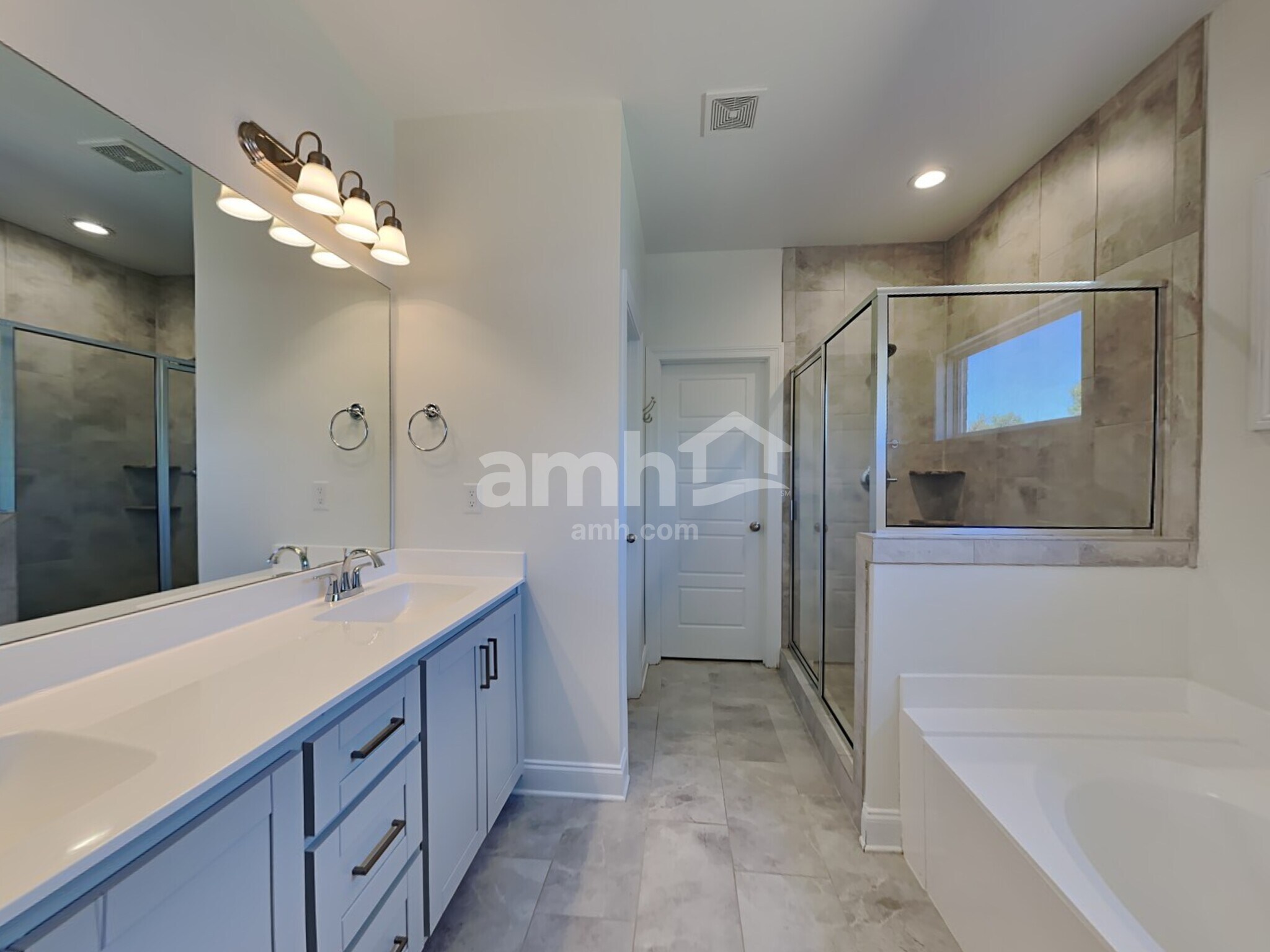 Building Photo - 3284 Vineyard Dr S