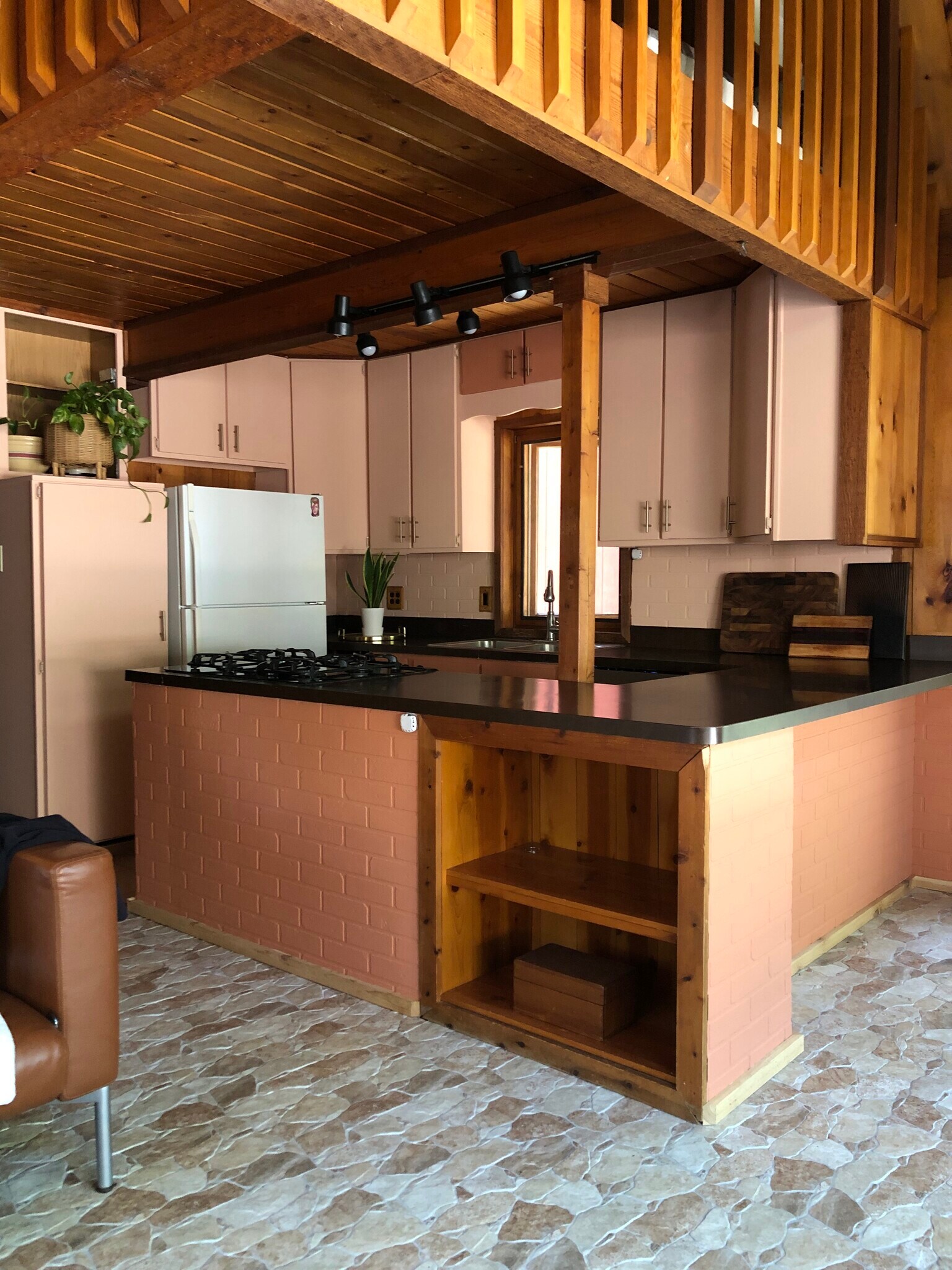 Shared Kitchen with gas stove (included) - 656 S Circle Ave
