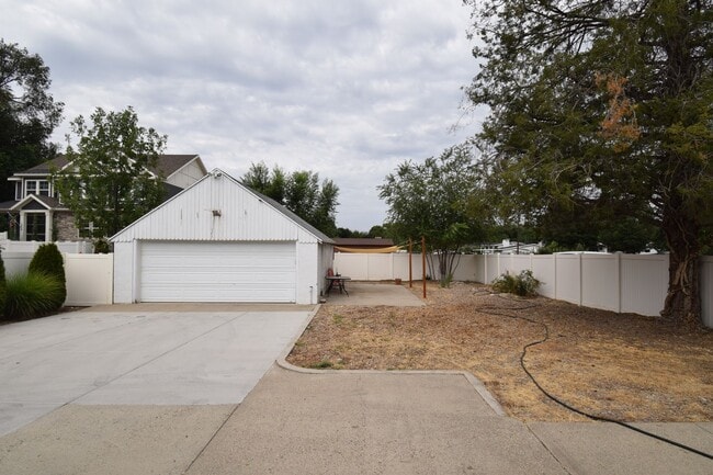Building Photo - 5806 Highland Dr