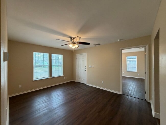 Building Photo - Move in Ready!