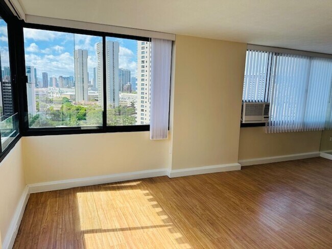 Building Photo - The Windsor, Renovated 1/1/1, prime Waikik...
