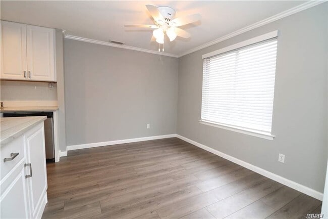 Building Photo - 36 Sagamore Hills Dr