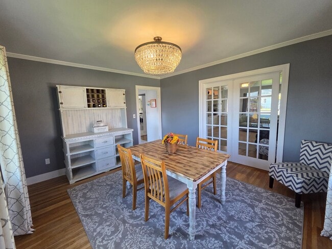 Building Photo - Fully Furnished 1-Bedroom with River Views – Ideal for Traveling Professionals