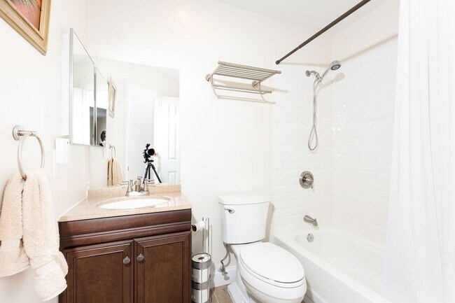 Building Photo - Stunning 4 Bedroom 3 and a Half Bath Bethe...