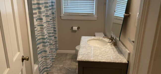 Building Photo - 2/1 Renovated House with fenced in lawn av...