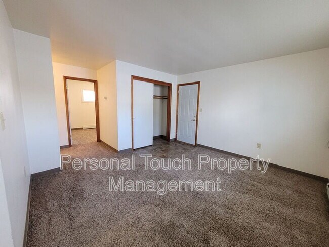 Building Photo - 132 6th Ave N