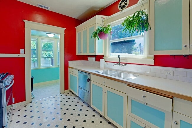 Building Photo - Vibrant Seattle Home-6 mo. lease available!