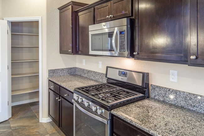 Building Photo - ABSOLUTELY STUNNING HOME IN POSH DOWNTOWN SUMMERLIN!