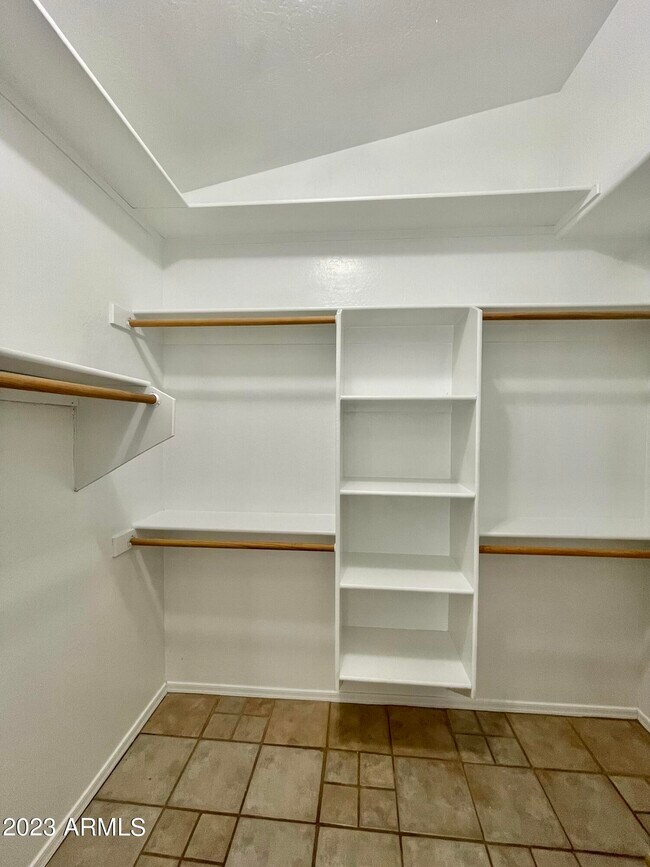 Building Photo - 4939 W Erie St