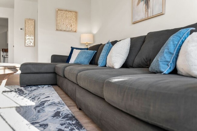 Building Photo - Luxury 4/BR, 2.5 bath townhouse