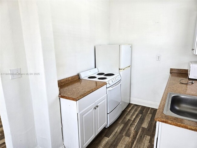 Building Photo - 384 Tamiami Canal Rd