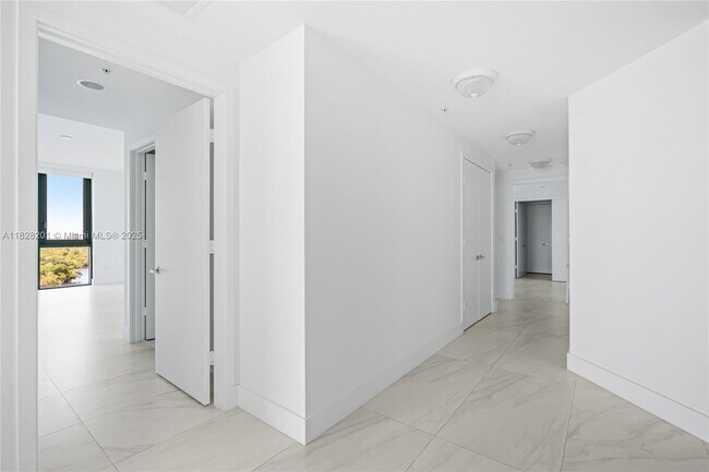 Building Photo - 17111 Biscayne Blvd