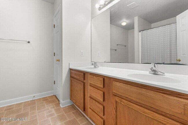 Building Photo - 100 Ashwood Dr