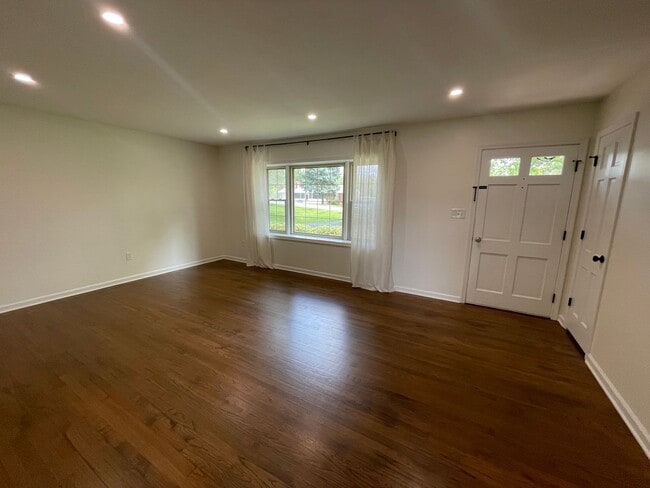 Building Photo - Newly Renovated Split Level Home