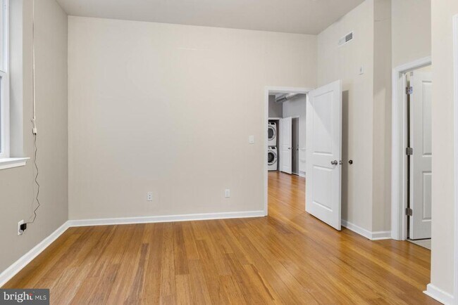 Building Photo - 2418 Frankford Ave