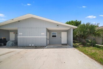 Building Photo - 5454-5456 8th Ave Fort Myers