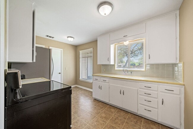 Building Photo - 3 Bedroom/1 Bathroom Ridgeview Subdivision