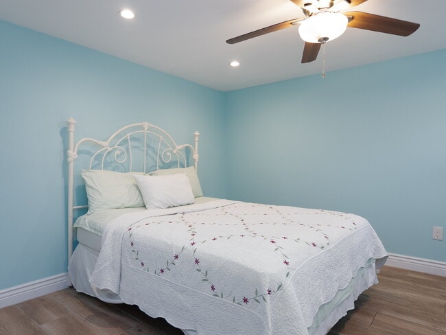 Building Photo - Living Across from Sarasota Bay 3BR/2.5BA Home Minutes to Downtown – Yardwork Included