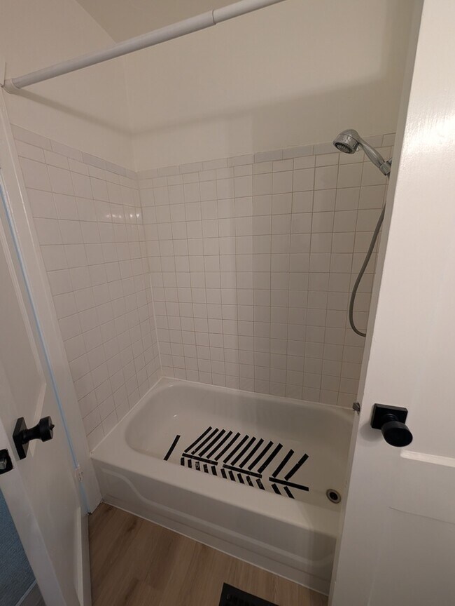 Building Photo - Newly renovated 3 bed/1bath in the heart of Denver