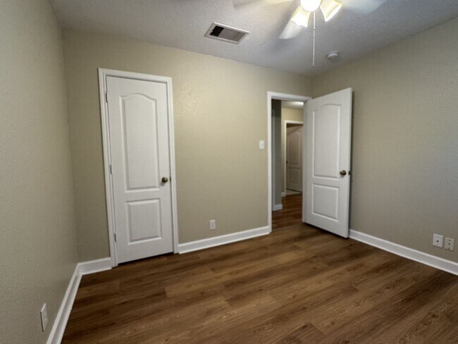 Building Photo - 861 Barrel Point