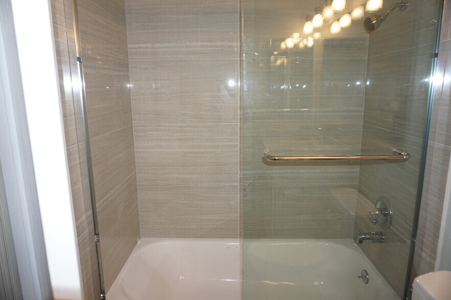 Building Photo - 39199 Guardino Dr