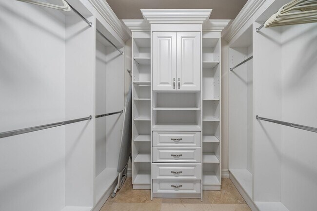 Building Photo - 514 N Birch Rd