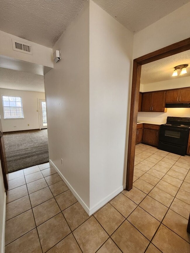 Building Photo - Cute 3 bedroom Townhome in Shawnee!