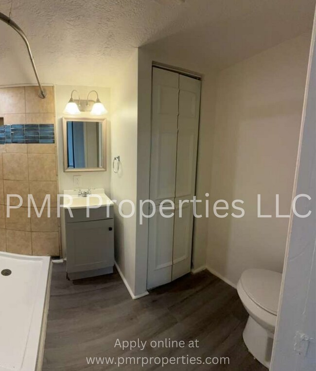 Building Photo - 3 Bedrooms/ 2 Bathrooms House